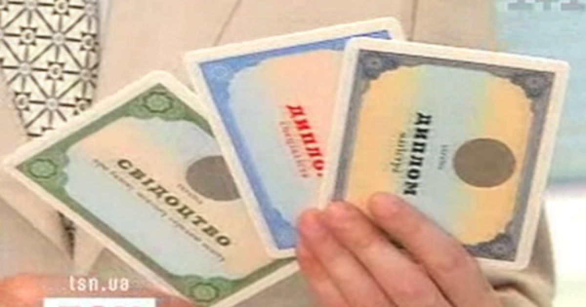 Студенти закритого вишу хотіли забрати документи, щоб продовжити навчання, але їх замкнули у кабінеті