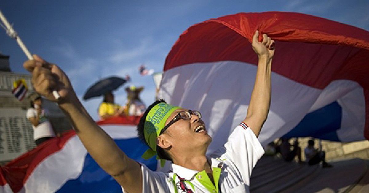 Мітинг прихильників тайського уряду у Банкоку. Сьогодні прем’єр-міністр Таїланду повідомив про намір розпустити нижню палату парламенту та призначити вибори на листопад цього року. На його думку, такий крок має покласти край політичній кризі у країні. / © AFP