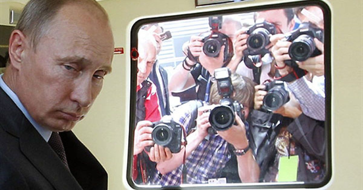 Франція, Париж. Прем&#039;єр-міністр Росії Володимир Путін оглядає гелікоптер під час Російської національної виставки, яка відбулась на Гран-Пале у Парижі. Володимир Путін побував з офіційним візитом у Франції, де зустрівся з президентом Франції Ніколя Саркозі. / © AFP