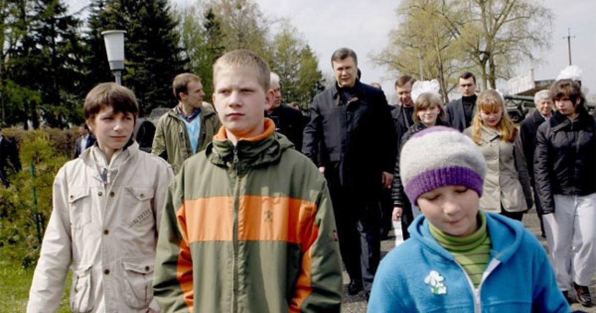 Під час відвідин музею-заповідника Президент України також поспілкувався з ветеранами Великої Вітчизняної війни. / © President.gov.ua