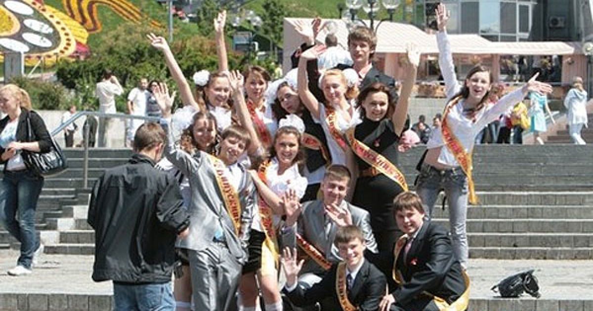 Цього року для багатьох шкіл останній дзвоник пролунав вже 27 травня, зокрема, у школах Харкова, Донецька, Дніпропетровська, Запоріжжя. Фото: Сегодня / © Сегодня