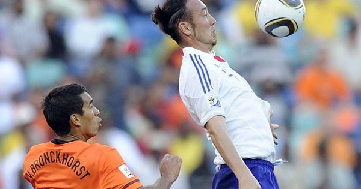 Ван Бронкхорст дивиться, як Танака вправляється з м&rsquo;ячем / © AFP