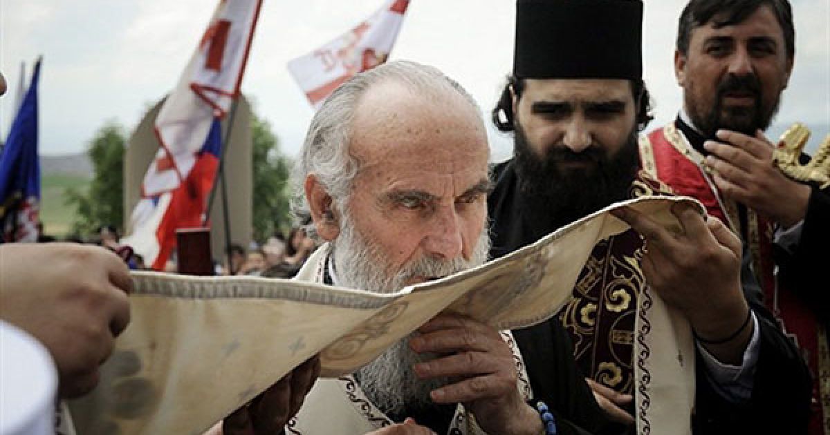 Сербія, Газіместан. Сербський Патріарх взяв участь у церемонії, присвяченій історичній битві на Косовому полі, поблизу Пріштіни. У Сербії відзначили 621-у річницю Косовської битви 1389 року, коли сербська армія зазнала поразки від Османської імперії. / © AFP