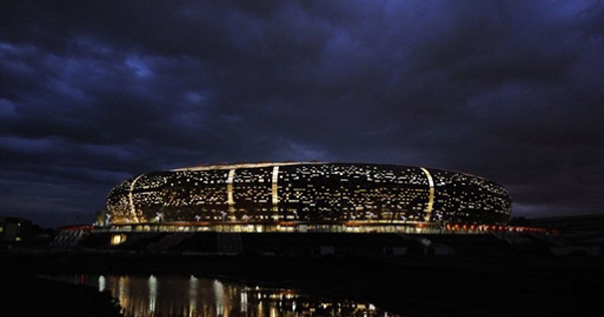 Нічний вигляд стадіону Соккер Сіті у Йоганнесбурзі. Усі робітники, які брали участь у будівництві чи реставрації стадіонів, які приймають ЧС, отримали безкоштовні квитки на групові матчі. / © AFP
