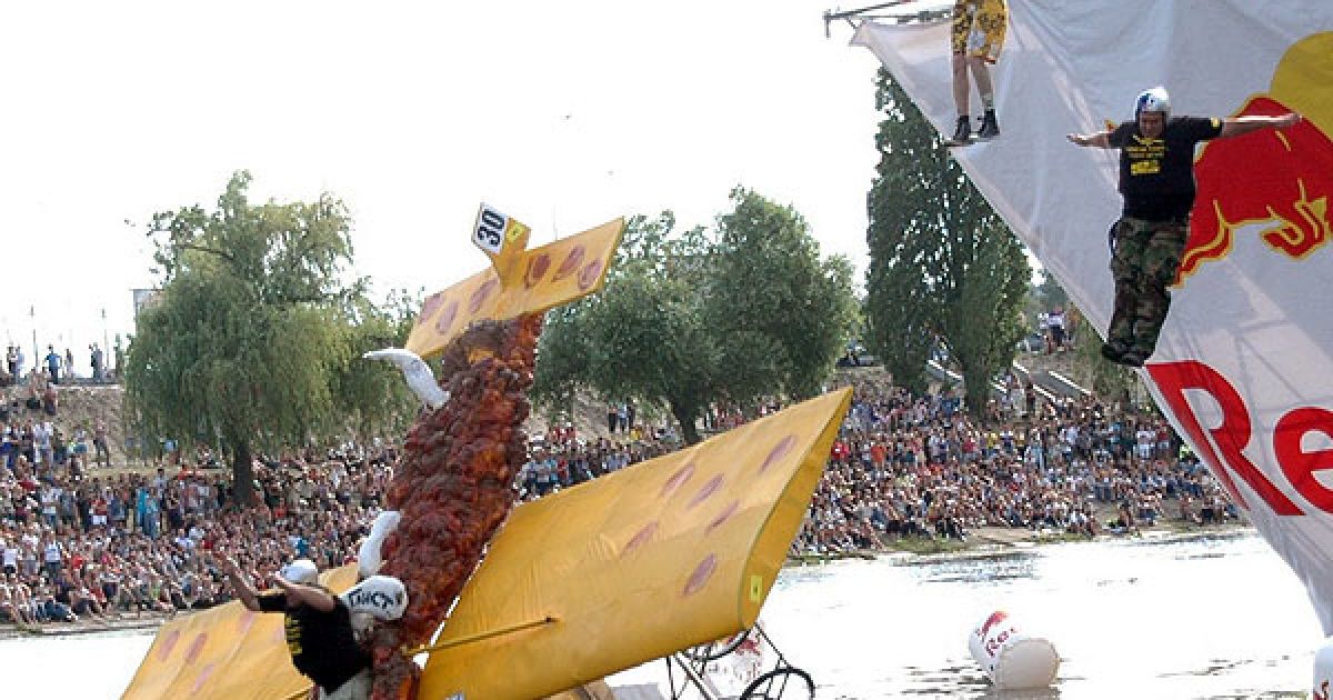 Команда "Родзинка" з Києва літала на 5-метровій какашці.