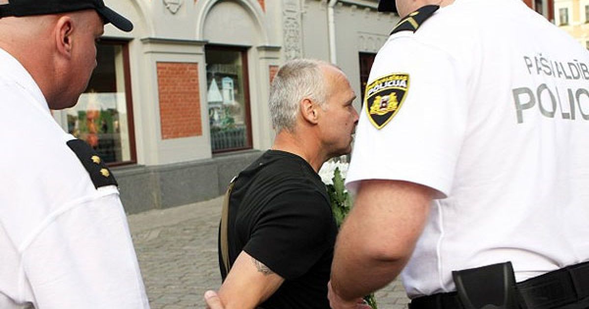 Поліція Риги зірвала марш, який латвійські націоналісти намагалися провести у річницю вторгнення німецько-фашистських військ у столицю Латвії.