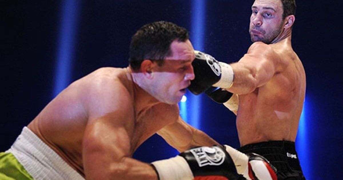 Німеччина. У Гельхенкірхені відбувся бій між Віталієм Кличко і Альбертом Сосновськи за звання чемпіона світу у надважкій вазі за версією WBC. Чинний чемпіон світу, українець Віталій Кличко здобув ювілейну 40-у перемогу в кар'єрі, провівши шостий захист чемпіонського поясу WBC.  Віталій Кличко у 10-му раунді переміг поляка Альберта Сосновського нокаутом.