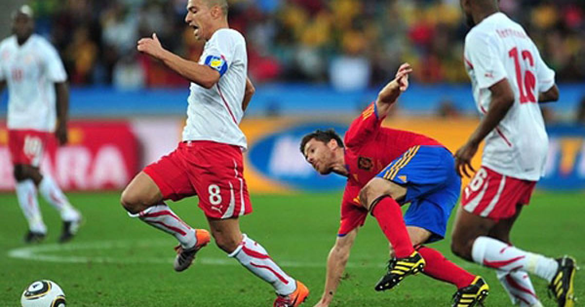 Інлер відбирає м'яч у іспанця / © AFP