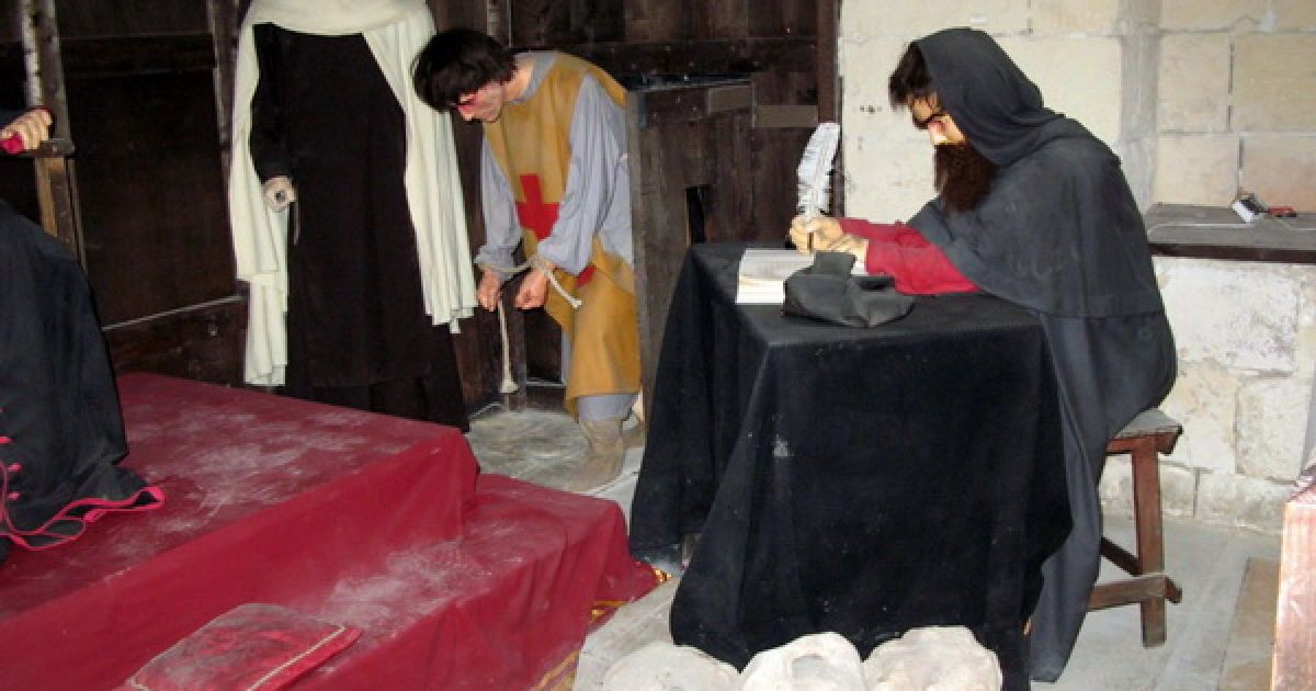 У Музеї інквізиції, що знаходиться біля вхідних воріт, зберігаються різноманітні знаряддя тортур. Це справжній музей жахів, де представлені найбільш криваві сюжети середньовічної історії. (Фото: globorama.ru)