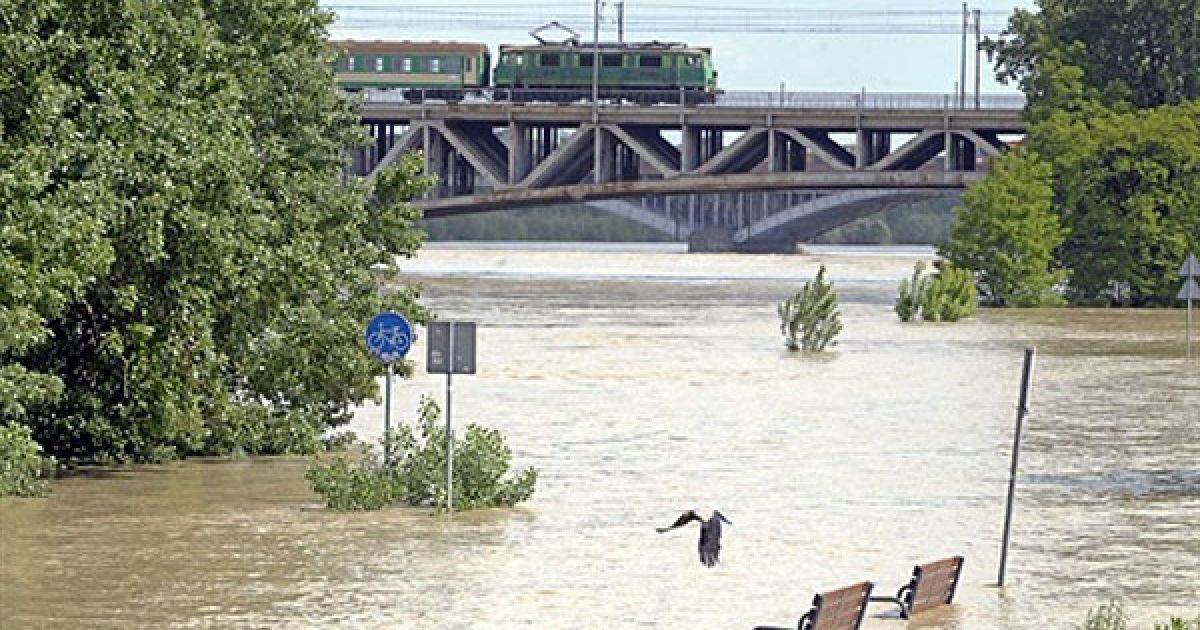 Проїжджа частина на кількох вулицях у Варшаві на правому березі Вісли частково зруйнована через повінь. / © AFP