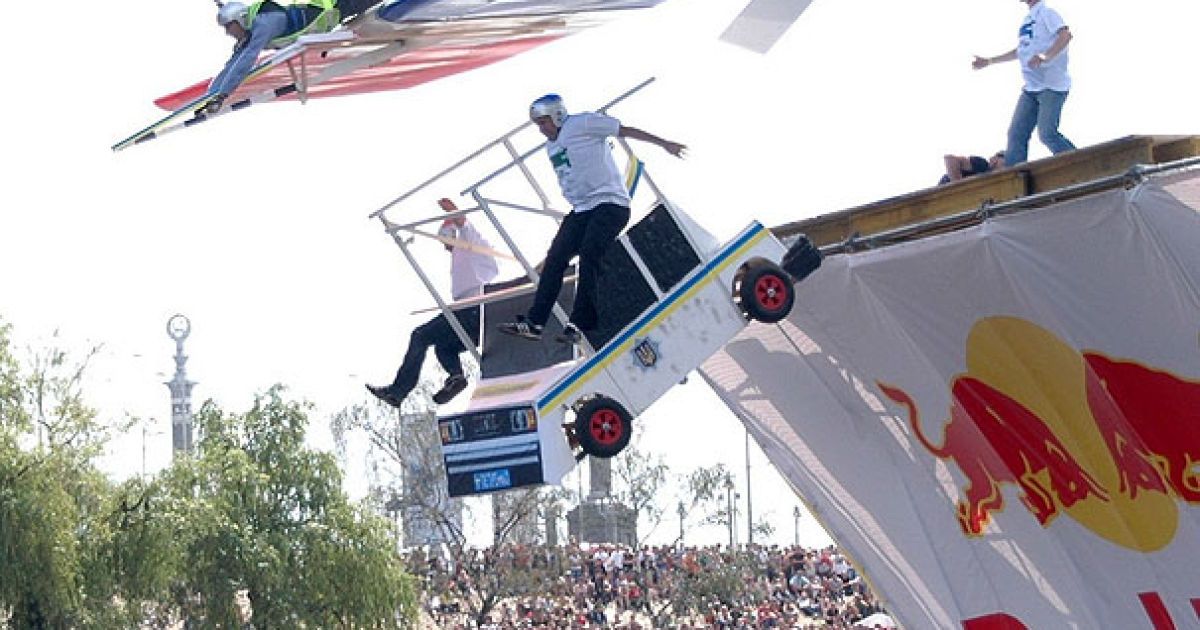 Київська "Команда Сержанта Петренко" запустила у воду ДАІшника на автомобілі.