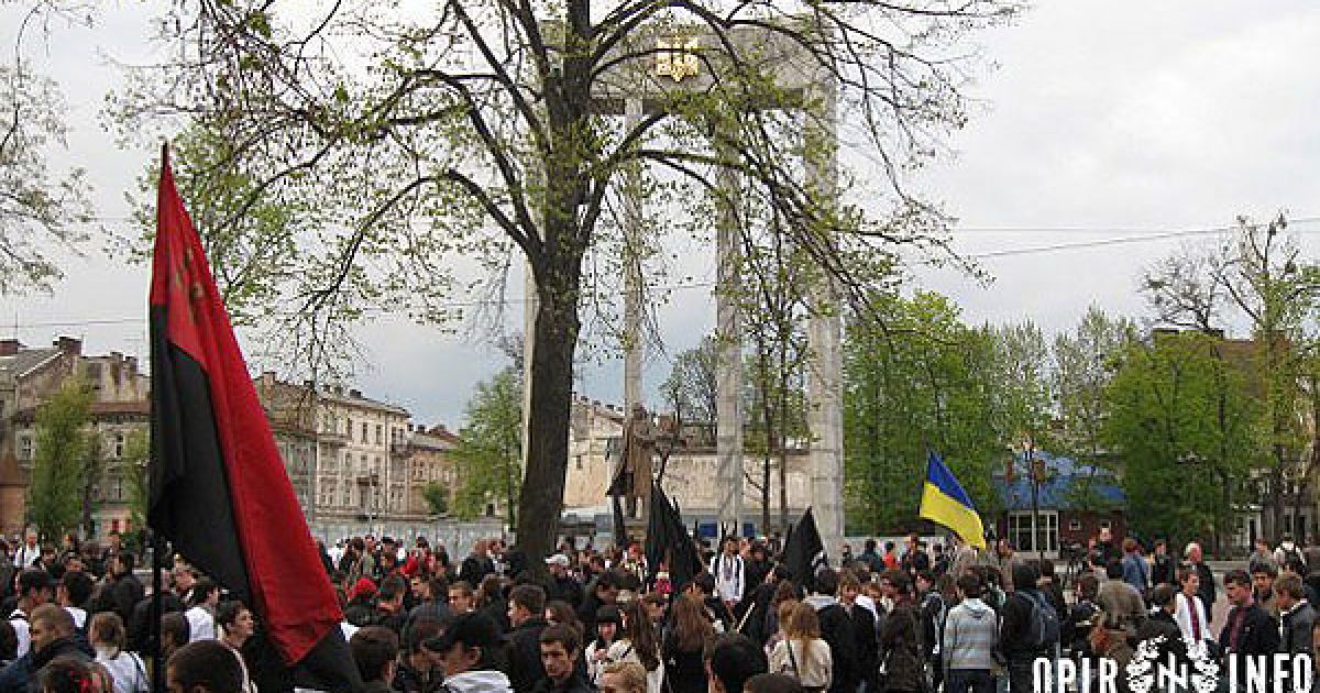 Близько двох тисяч молодих націоналістів 28 квітня пройшлись містом, в руках вони несли прапори, на щитах – золотих дивізійних левів – символіку воїнів "Галичини", а також величезний банер "Не для ката – наша хата" / © Opir.Info