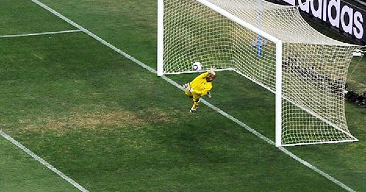 М&rsquo;яч влетів у ворота Мексики після удару Тевеса з 25-ти метрів. / © AFP