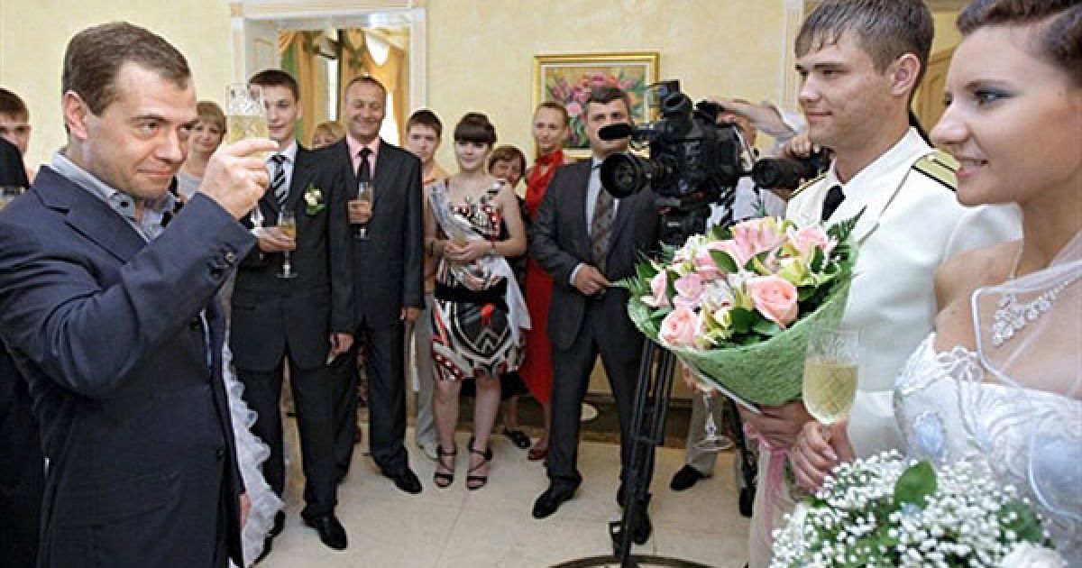 Президент Росії Дмитро Мєдвєдєв став свідком на трьох весіллях у ході свого візиту до Біробіджана. / © AFP