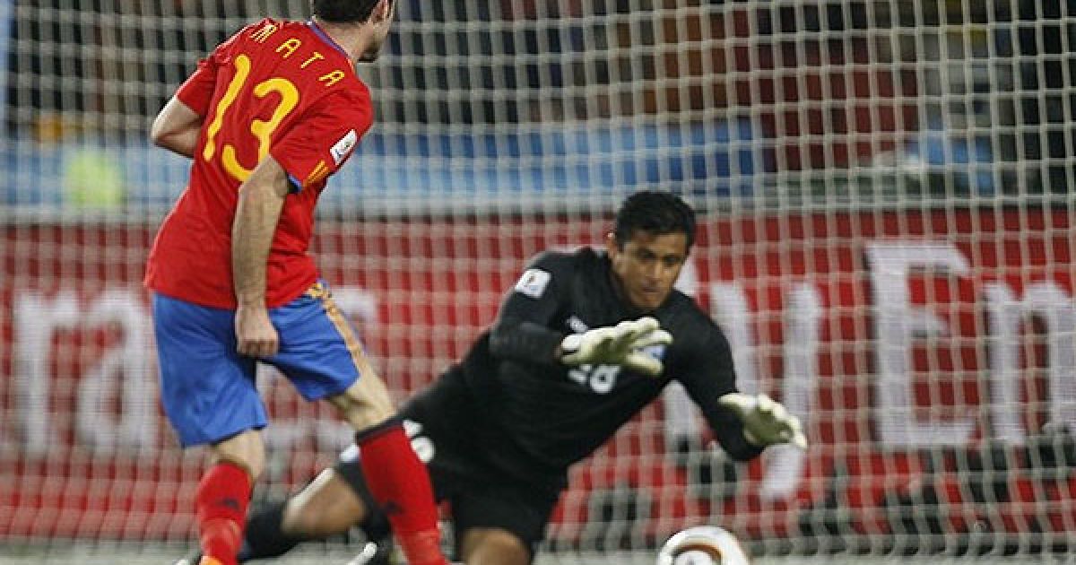 Хуан Мануель Мата пробиває по воротах Гондурасу / © AFP