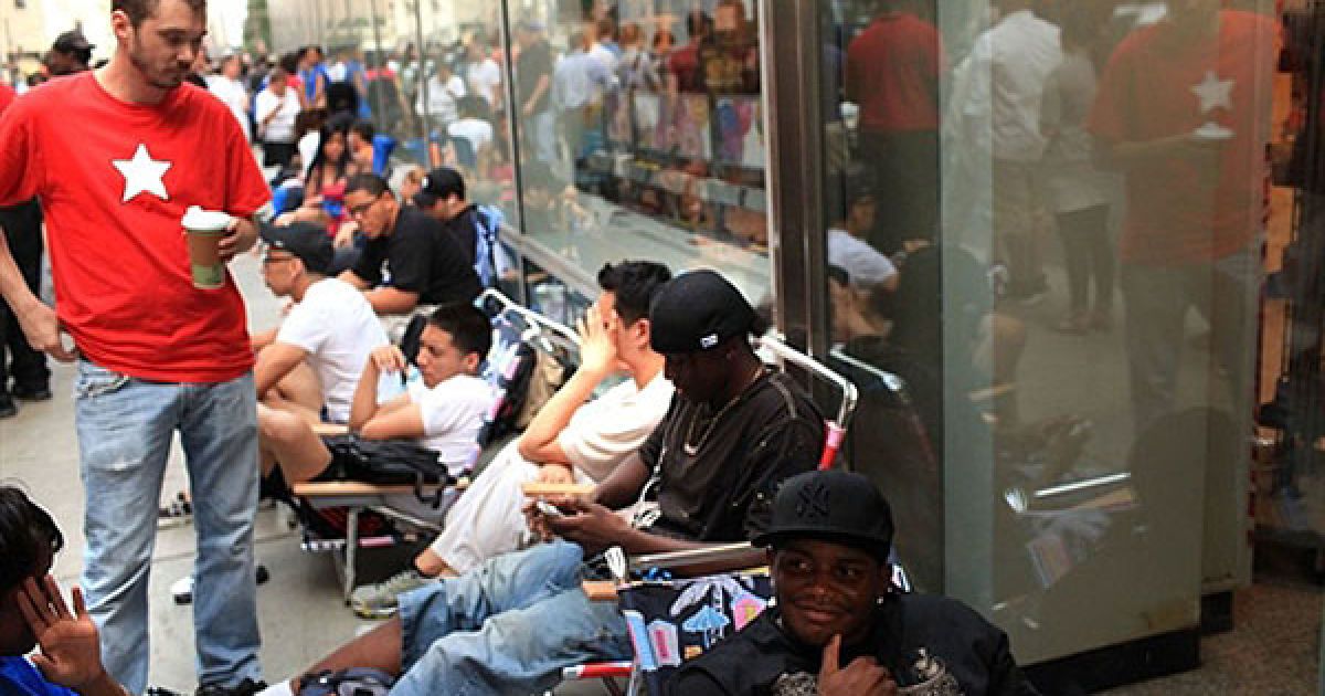 Вихід у четвер в продаж смартфонів четвертого покоління компанії Apple (iPhone 4) викликав ажіотаж, який можна порівняти тільки з першою появою цього "революційного продукту", як називає його голова корпорації Стів Джобс. / © AFP