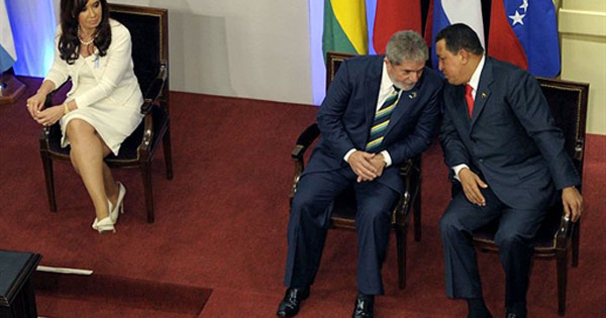 Аргентина, Буенос-Айрес. Президент Аргентини Крістіна Фернандес де Кіршнер дивиться, як розмовляють між собою президент Бразилії Луїс Інасіо Лула да Сілва і президент Венесуели Уго Чавес. В Аргентині провели урочисте відкриття Галереї латиноамериканських патріотів, присвячене святкуванню двохсотріччя Травневої революції, яка привела до остаточної незалежності країн Латинської Америки. / © AFP