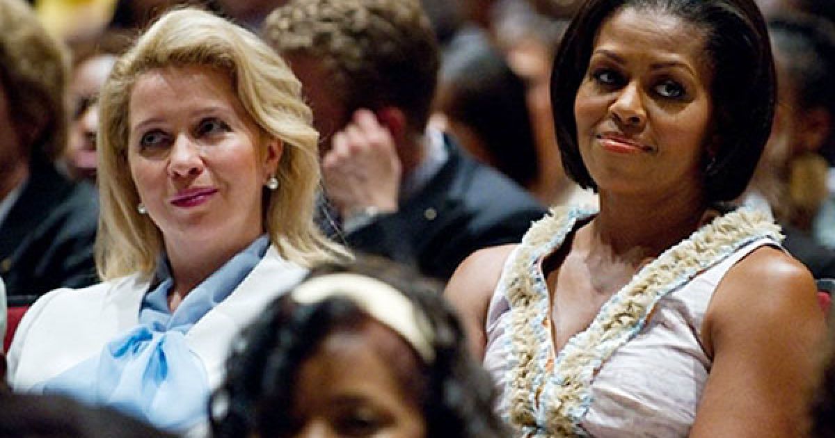 Перші леді США і Росії Мішель Обама і Світлана Мєдвєдєва відвідали Школу мистецтв Дюка Еллінгтона у Вашингтоні, де на їхню честь давали виставу виставу "Художні інтерлюдії" / © AFP