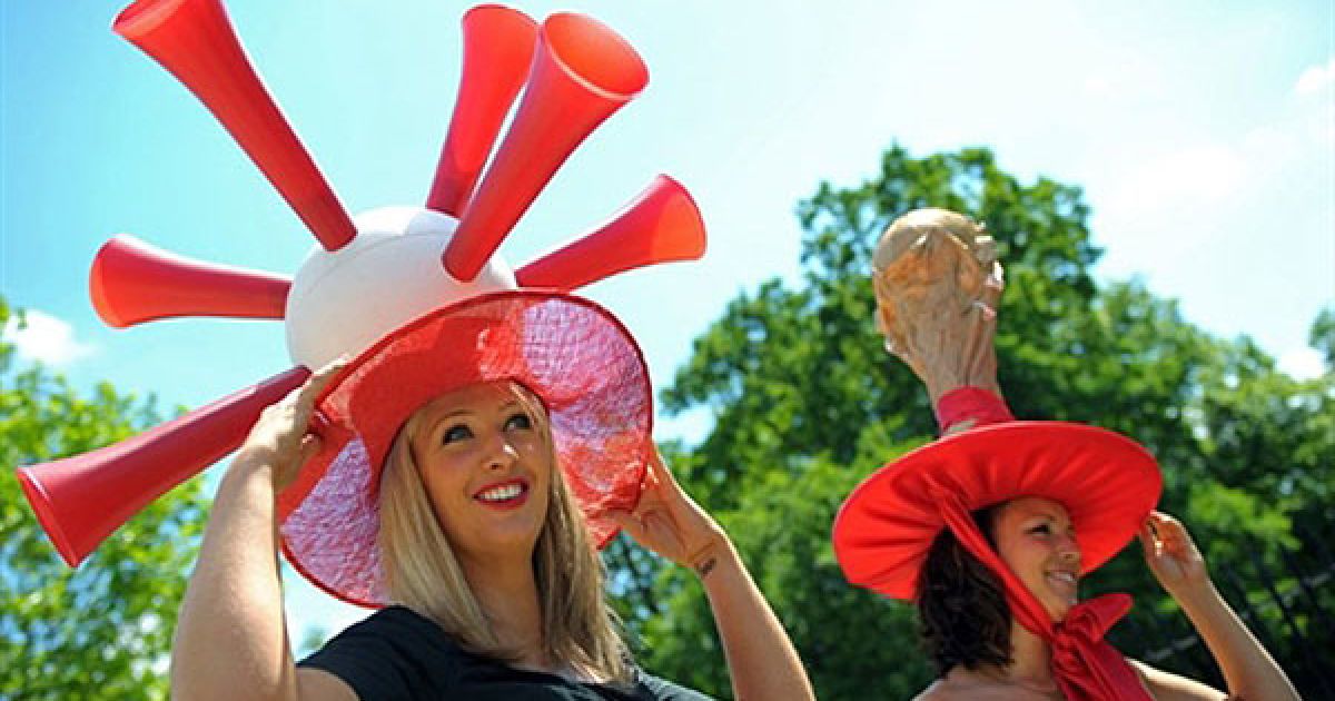 На Ladies' Day всі гості перегонів демонстрували свої найвишуканіші та найбожевільніші капелюшки. / © AFP