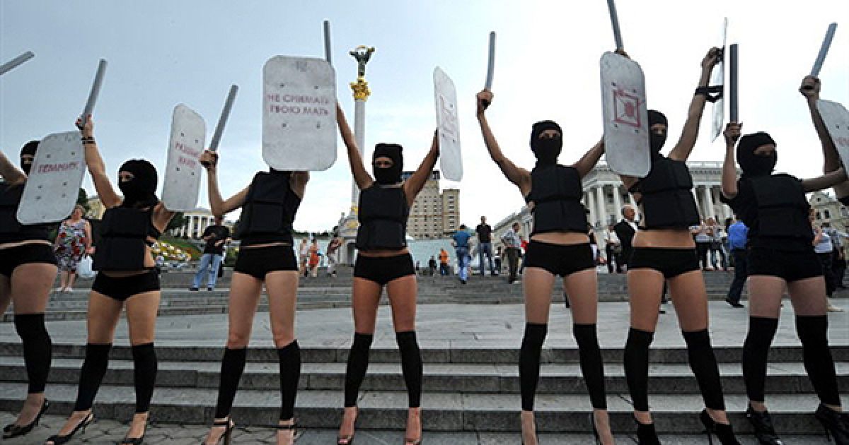 3.06. Активістки  жіночого руху FEMEN, вдягнені співробітниками внутрішніх органів, влаштували на Майдані Незалежності акцію на відзнаку перших 100 днів президентства Віктора Януковича "100 днів: Я тобі твою камеру в дупу засуну!". / © AFP