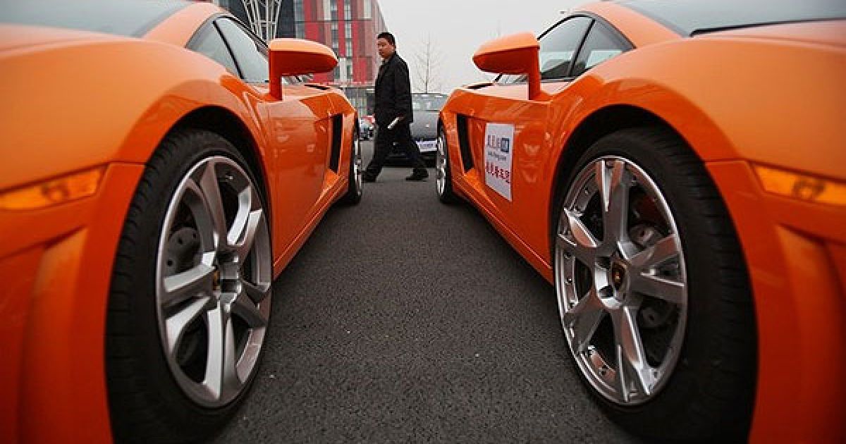 Члени пекінського клубу "Super Sport Car Club" приїхали на автовиставку показати свої автомобілі: Ferrairi, Porsche, Lamborghini, Aston Martin тощо. / © Getty Images/Fotobank