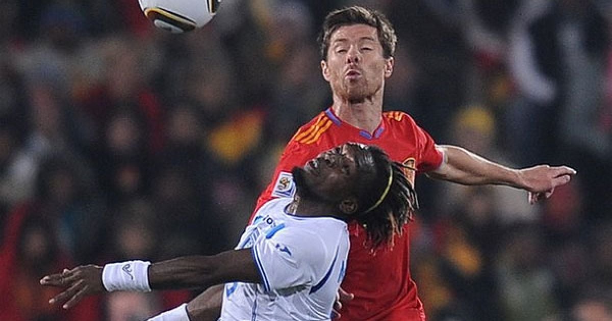 Алонсо і Мартінес ведуть боротьбу за м&rsquo;яч на "другому поверсі" / © AFP