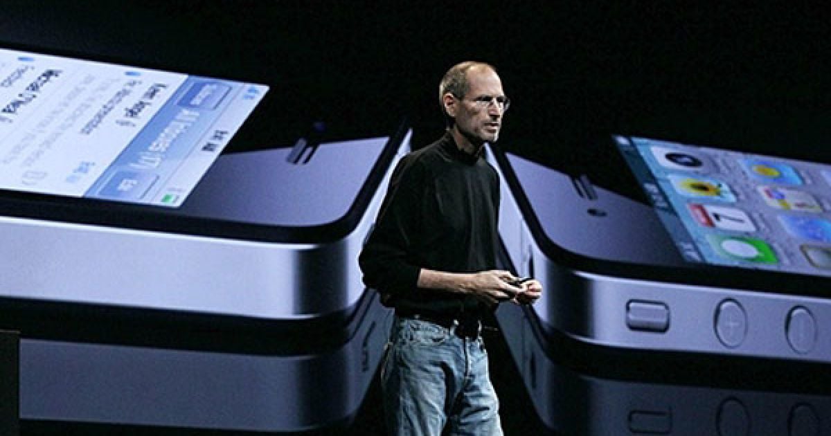 Смартфон iPhone 4 має в товщину 9,3 міліметра, що на 24 відсотки тонше, ніж у попереднього 3GS. За заявою Джобса, iPhone 4 є найтоншим смартфоном у світі. / © AFP