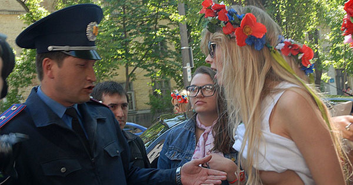 Активісток руху затримали ще до початку акції, коли вони в одному з провулків недалеко від посольства готувалися до акції - фарбували груди в синій колір / © Жіночий рух FEMEN