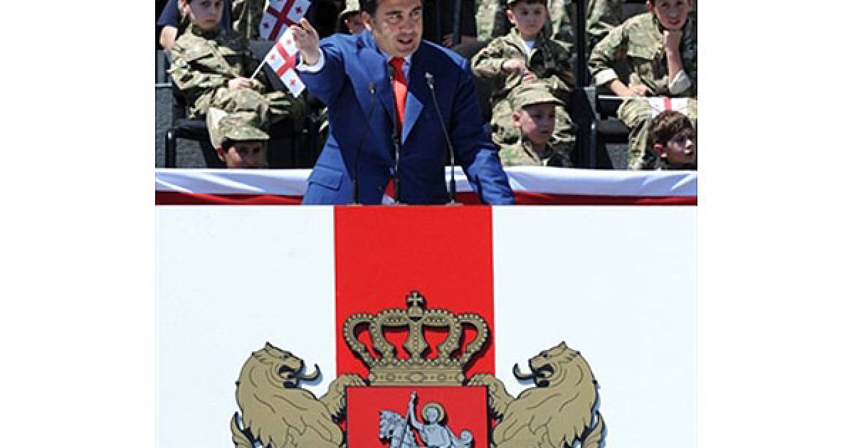 Грузія, Тбілісі. Президент Грузії Михайло Саакашвілі виступає біля будівлі парламенту в центрі Тбілісі під час параду, присвяченого Дню Незалежності. Саакашвілі заявив, що Росія активно прагне реколонізувати країни колишнього СРСР, доки вони не стали занадто демократичними, але програє в цій гонці. / © AFP