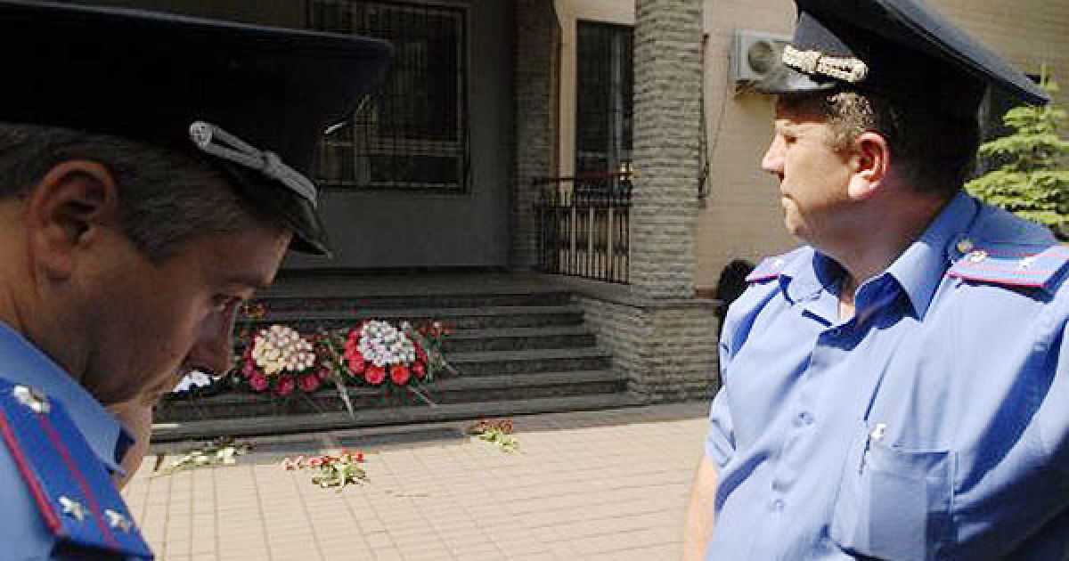 В ході акції протестувальники поклали квіти і траурні вінки біля входу до райуправління міліції. / © УНІАН