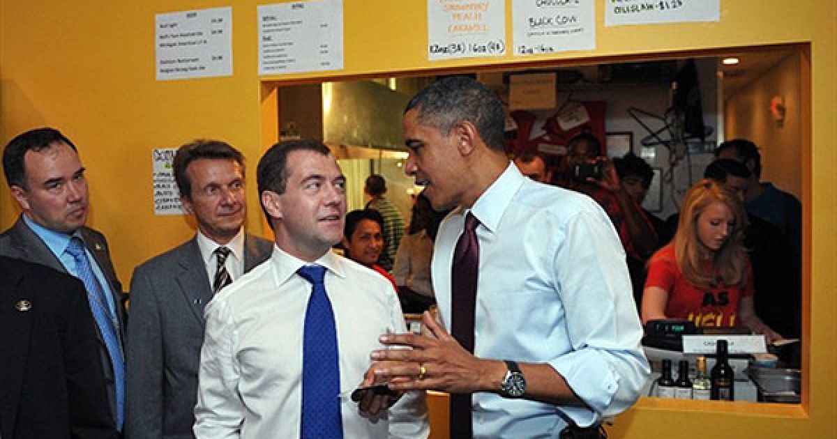 Мєдвєдєв і Обама поснідали у закусочній Ray's Hell Burger ("Пекельні бургери Рея") / © AFP