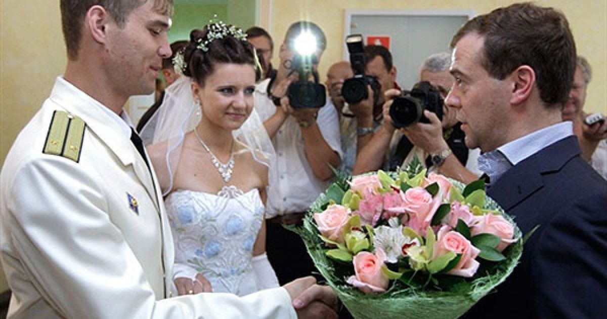 ...де став свідком на весіллях трьох пар молодят. / © AFP