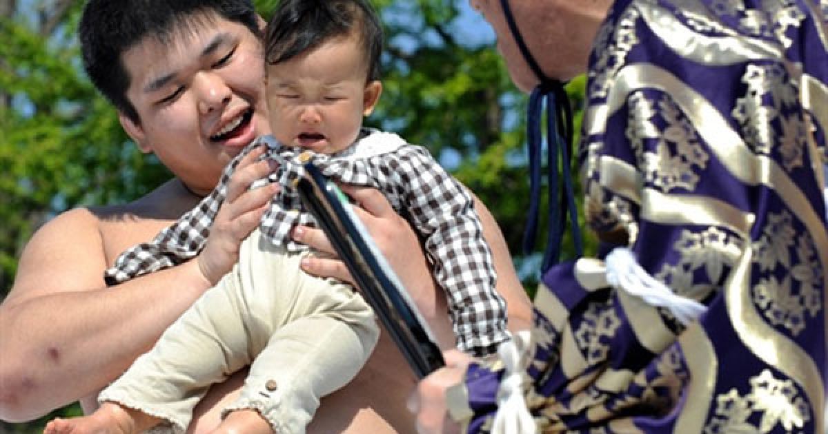 Японські батьки вірять, що участь у фестивалі плачу допомагає малюкам рости здоровими. / © Getty Images/Fotobank