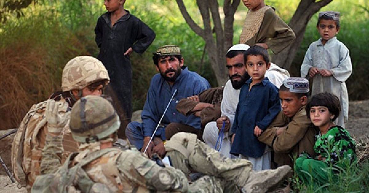 Солдати 1-го стрілкового батальйону королівських гуркхів спілкуються з місцевим населенням під час патрулювання у селі Нахр-Е-Сарай, провінція Гільменд / © AFP