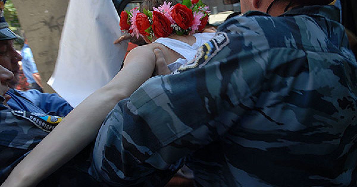 Біля посольства Росії мітингувальниць чекав автомобіль з "Беркутом". / © Жіночий рух FEMEN