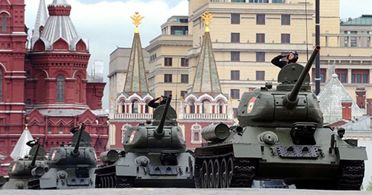 Екіпажі танків Т-34 беруть участь у репетиції параду на честь закінчення Другої світової війни у Москві. / © AFP