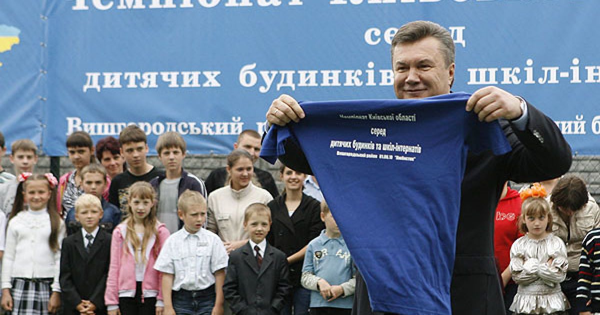 Звертаючись до дорослих, Віктор Янукович наголосив на важливості вирішення в Україні питань, що стосуються потреб дітей-сиріт. / © President.gov.ua
