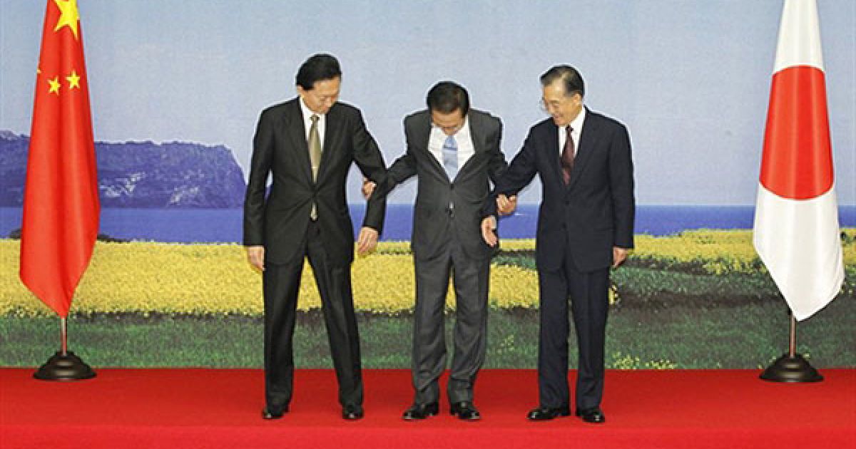 Південна Корея, Сеул. Президент Південної Кореї Лі Мен Бак, прем'єр-міністр Японії Юкіо Хатояма і прем'єр Державної ради Китаю Вень Цзябао під час саміту в Сеулі. Китайська влада зазнала значного тиску з боку Південної Кореї і Японії з вимогами приєднатись до глобальних зусиль і покарати Північну Корею за загибель південнокорейського військового корабля.