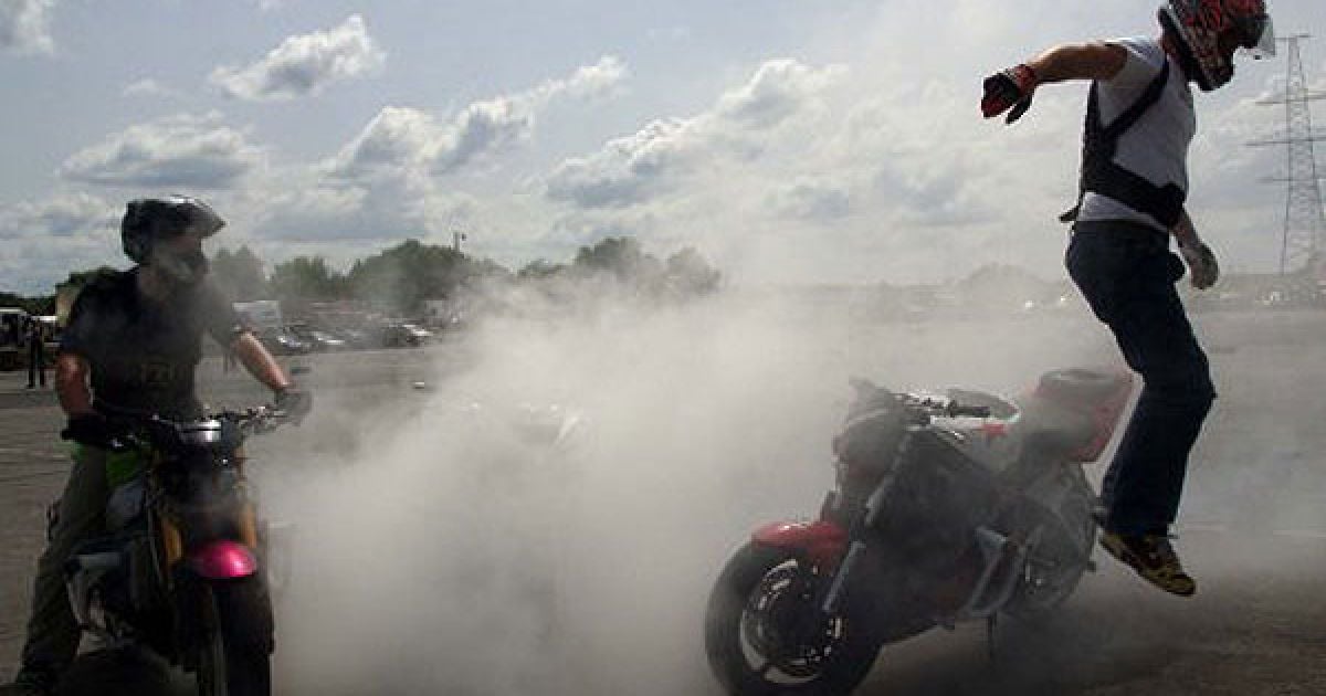 Показові виступи майстрів зі стантрайдингу на авто-мото шоу "DRIFT Edition" у Харкові. / © УНІАН