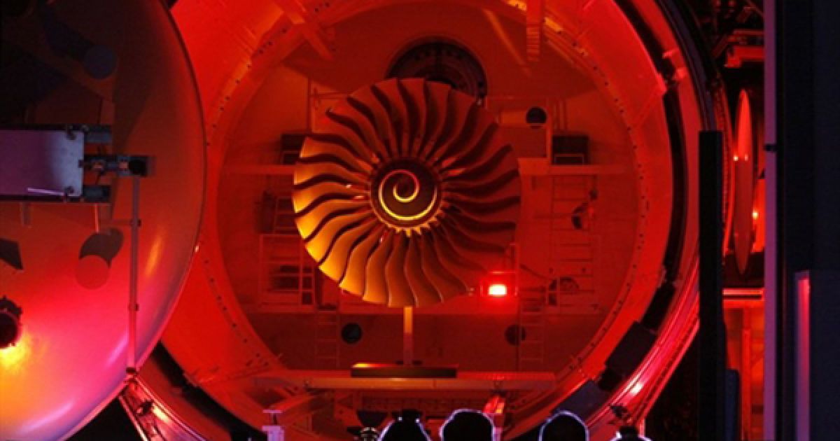 Сьогодні у Далевіці, Німеччина, було урочисто відкрито Центр випробовування технічних засобів Rolls-Royce. У центрі будуть працювати 70 інженерів та техніків. На фото відвідувачі Центру розглядають вакуумну камеру для випробовування двигунів. / © AFP