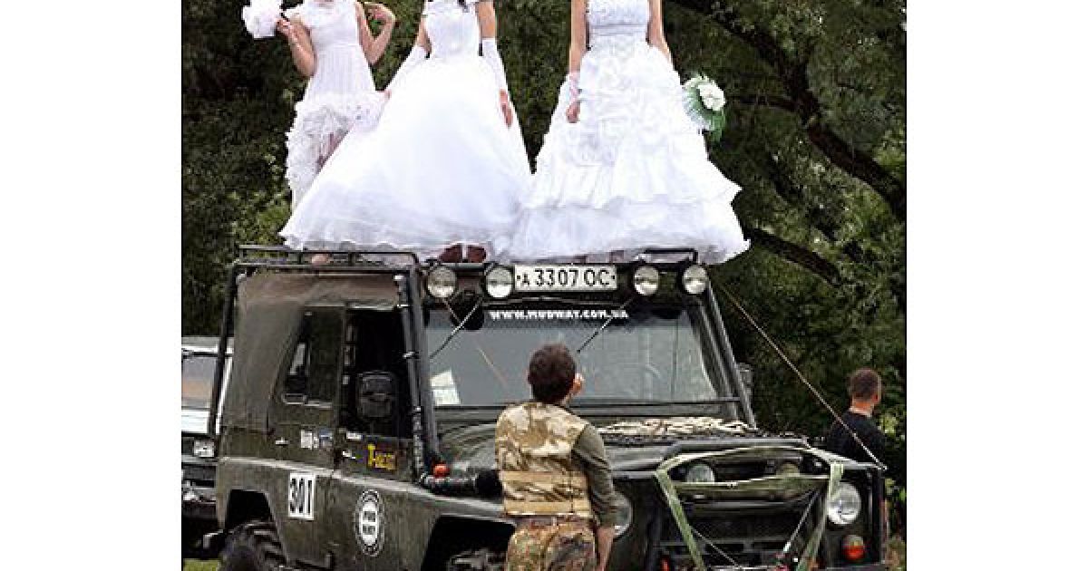 Учасниці Закарпатського параду наречених у селі Невицьке / © УНІАН