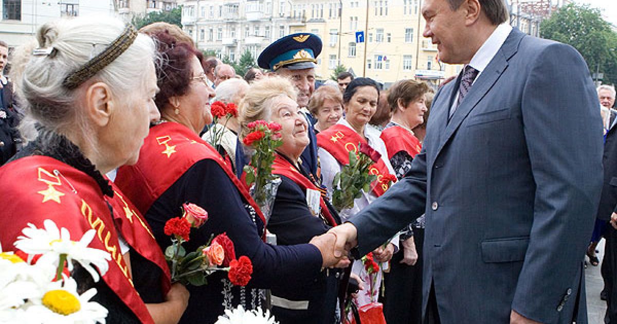 Учасники церемонії вшанували пам&rsquo;ять загиблих героїв покладанням квітів до Могили Невідомого солдата та хвилиною мовчання. / © President.gov.ua