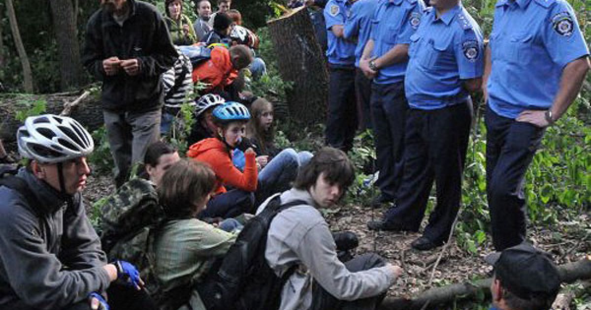 Вранці 25 травня загострилося протистояння між лісорубами та захисниками лісу в парку Горького в Харкові. Захисники парку вимагають від влади негайно припинити вирубку дерев. / © УНІАН
