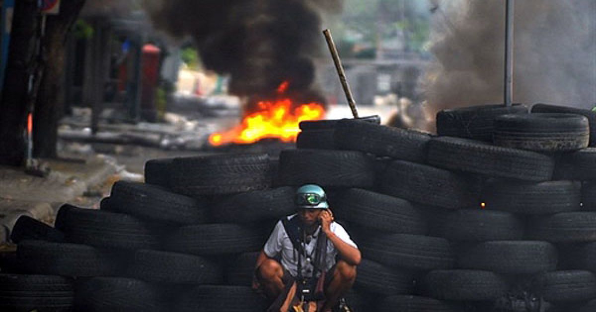 Військові відповіли гумовими кулями, чергами бойових патронів в повітря і гранатами зі сльозогінним газом.