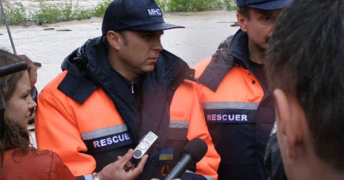 Нестор Шуфрич прибув до Чернівецької області, аби проконтролювати, як тут долають повінь. / © МНС