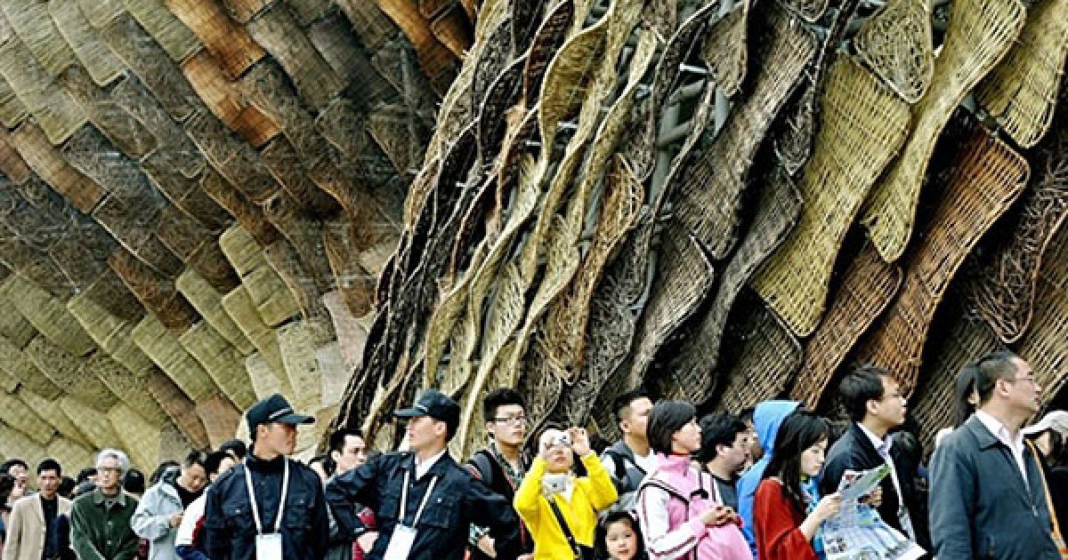 Туристи поруч зі стіною павільйону Іспанії на "Expo 2010" / © AFP