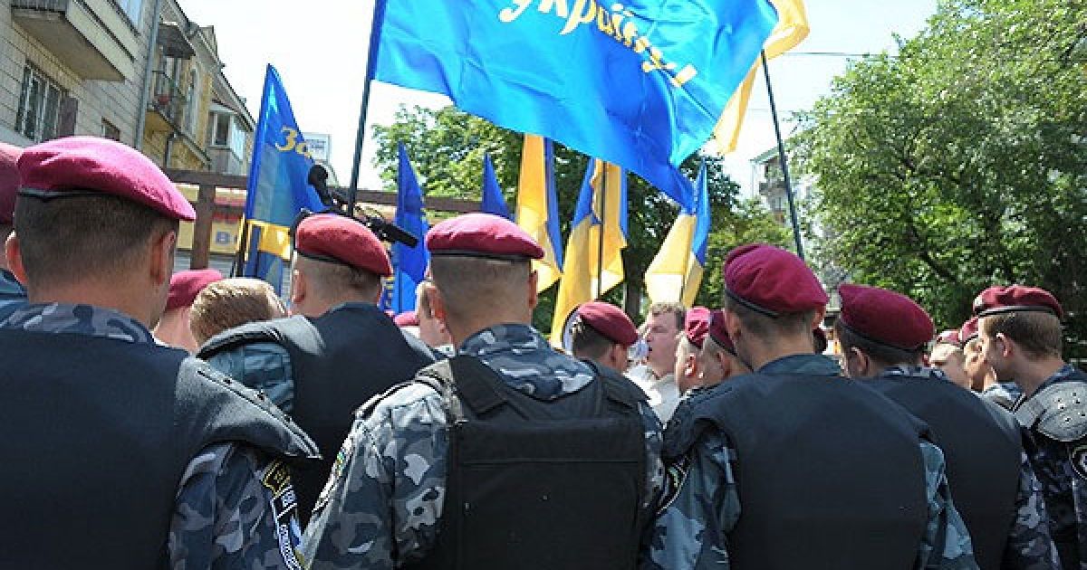 Спецпідрозділ "Беркут" відразу відтіснив пікетувальників від дороги та взяв їх у щільне кільце. / © zaukrainu.org
