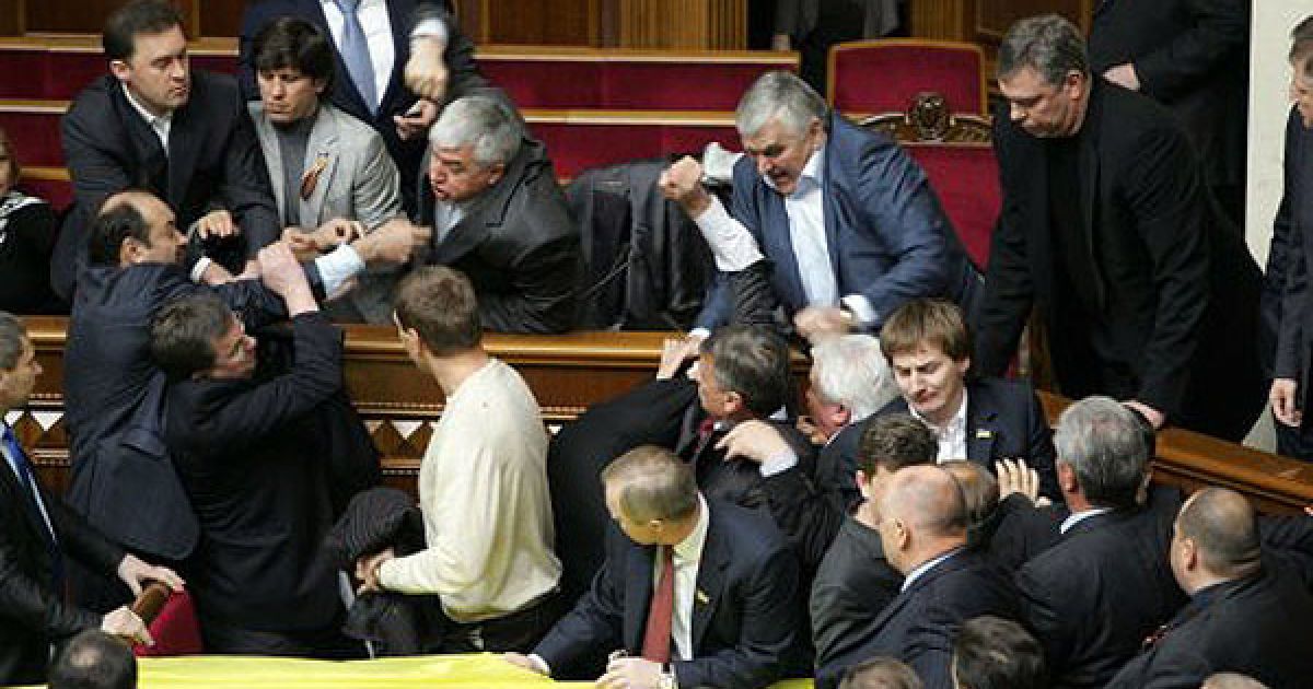 У сесійній залі Верховної ради виникла бійка між опозиціонерами та представниками провладної коаліції. / © УНІАН