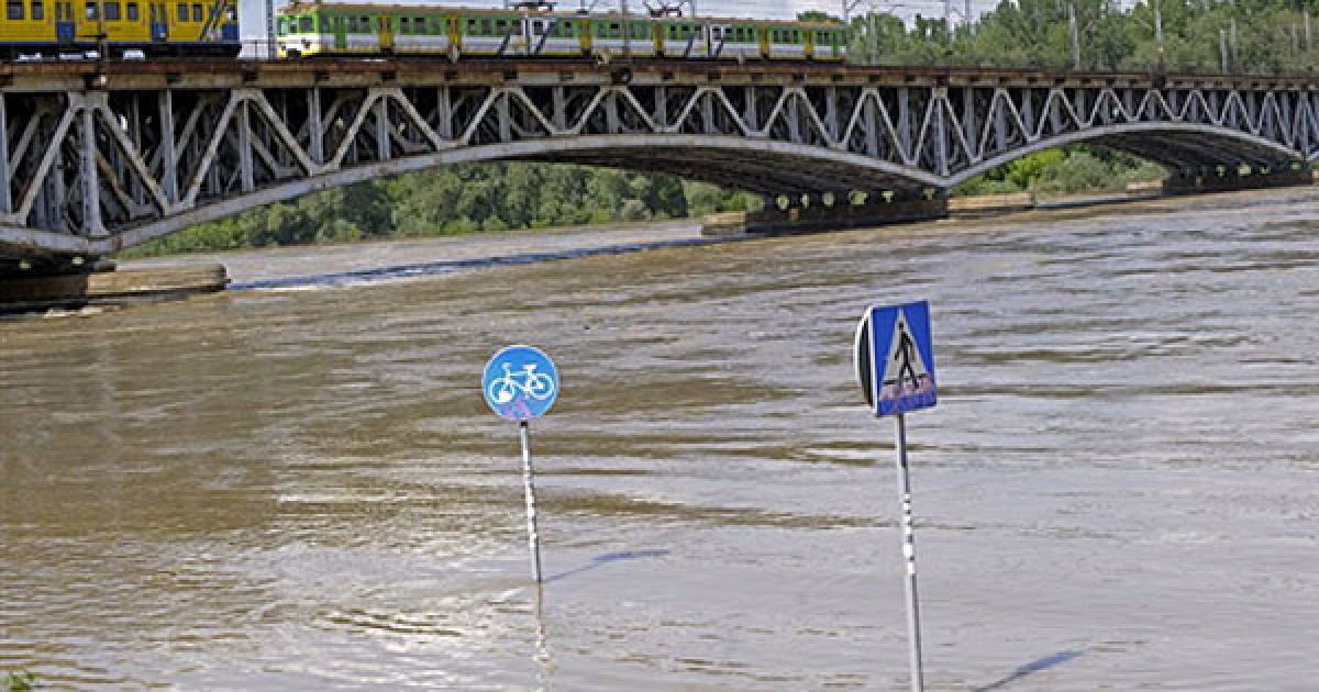 Проливні дощі в гірських районах на півдні Польщі призвели до підйому води в багатьох річках, включаючи найбільшу річку Польщі - Віслу. / © AFP