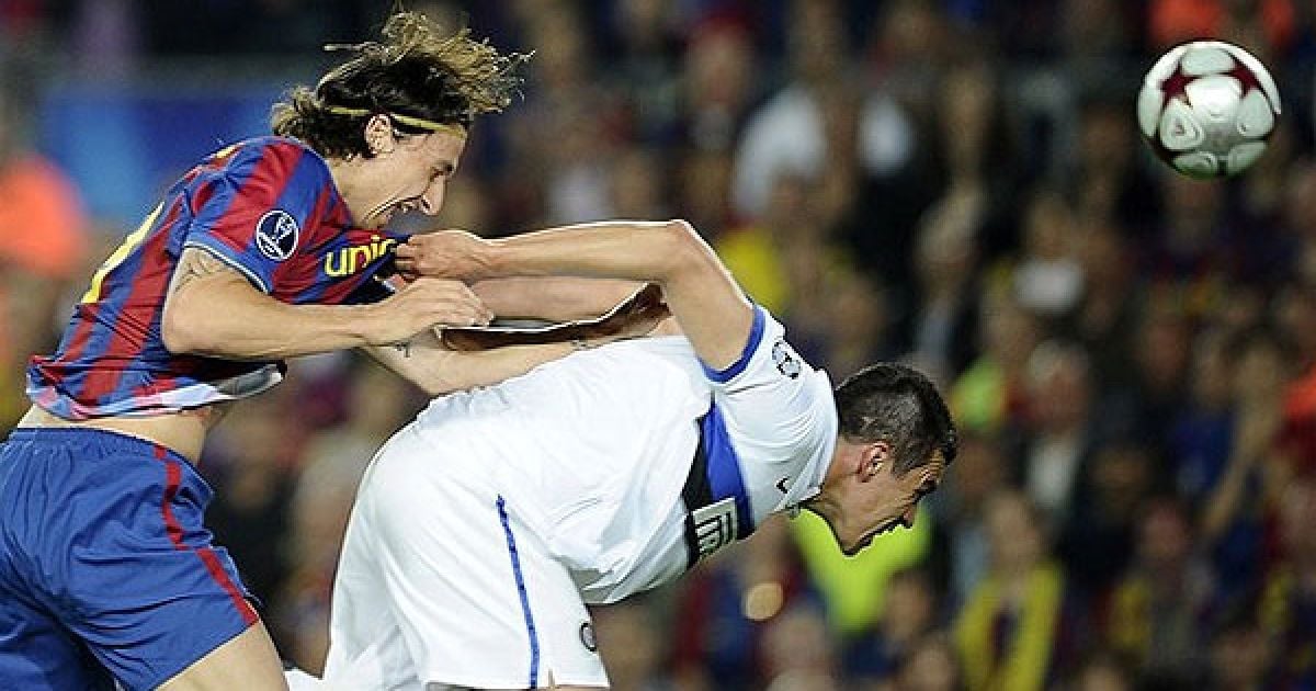 Златан Ібрагімович ("Барселона") бореться із захисником "Інтера" Лусіо. / © AFP